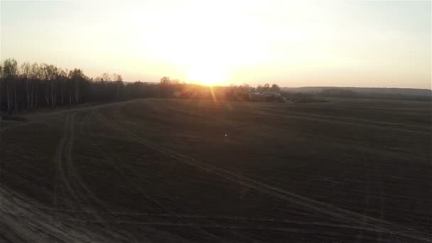 Vue aérienne des routes de campagne au coucher du soleil dans le village, automne, datcha russe — Video