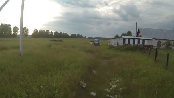 Vieux tracteur abandonné dans le champ, la tempête arrive, russie côté campagne. Vue aérienne cadre vidéo — Video