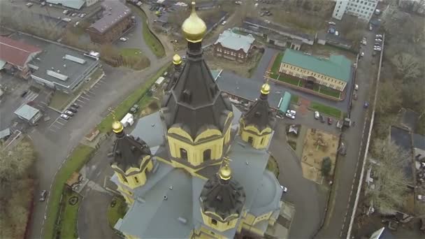 Rosja, Niżny Nowogród, październik, 2015-Katedra Aleksandra Nevskogo Dome, widok z lotu ptaka z góry Kościoła, w pobliżu portu Strelka i nowy stadion piłkarski Mistrzostwa świata 2018 w Rosji — Wideo stockowe