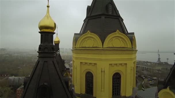 Rússia, Nizhniy Novgorod, outubro de 2015 - catedral Aleksandra Nevskogo cúpula, vista aérea de detalhes da igreja, perto do porto de Strelka, e novo estádio para o campeonato mundial de futebol 2018 na Rússia — Vídeo de Stock