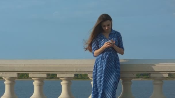 Jeune femme vérifiant ses messages . — Video