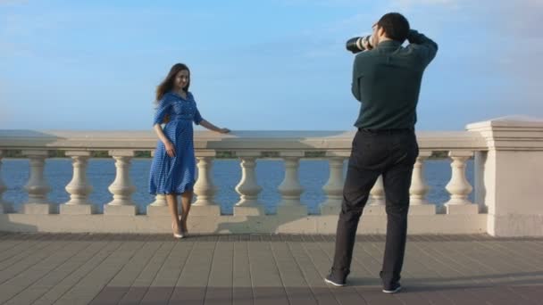 Frau im blauen Kleid posiert für Fotograf. — Stockvideo