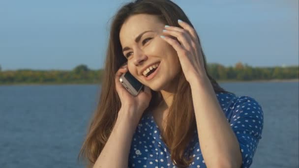 Mulher bonita chamando com telefone celular . — Vídeo de Stock