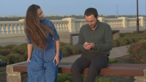 Mädchen fordert Mann auf, Handy nicht mehr zu benutzen. — Stockvideo