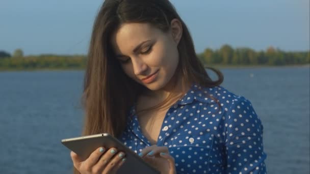 Mulher ao ar livre usando tablet digital . — Vídeo de Stock