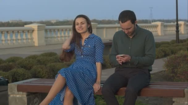 Дівчина просить чоловіка припинити користуватися смартфоном . — стокове відео