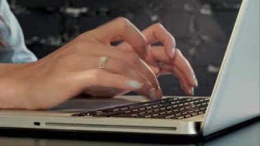 dizüstü bilgisayarda yazarak işkadını