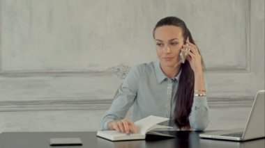 Kızgın genç kadın telefonda bağırıyor. Olumsuz duygular duygular