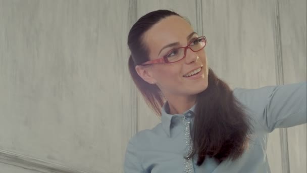 Gelukkige zakenvrouw maken selfie foto op smartphone — Stockvideo