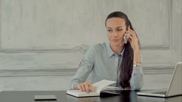 Jovem furiosa a gritar ao telefone. Sentimentos emocionais negativos — Vídeo de Stock