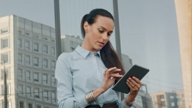 ofis dışında tablet bilgisayarda çalışan iş kadını