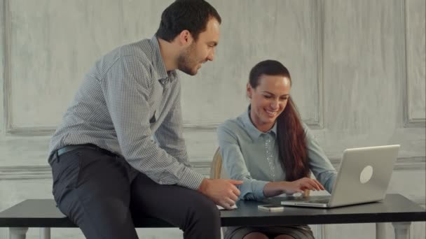 Seriöser Geschäftsmann und Frau mit Laptop im Büro — Stockvideo