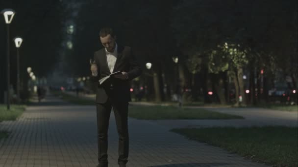 Uomo d'affari barbuto adulto che parla al cellulare mentre in piedi nella strada della città, l'uomo d'affari ha conversazione, hipster elegante in giacca e cravatta usando il cellulare — Video Stock