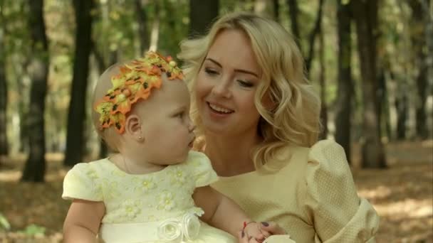 Junge Mutter mit ihrer kleinen Tochter im Herbstpark — Stockvideo