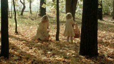 Sarı akçaağaç broşürleri ile mutlu anne kızı sonbahar ormanda hugs.