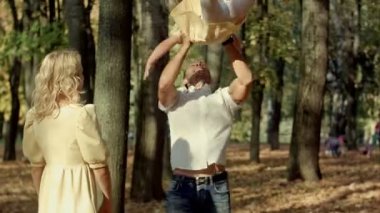 sonbahar parkta oynarken mutlu bir aile