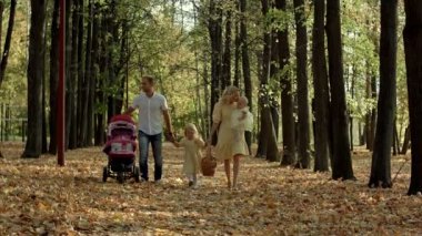 Ebeveynler ve çocuklar sonbahar parkta yürümek