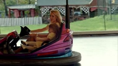 Lunapark, çarpışan arabalar onun kızı sürücüde annesiyle gülümse