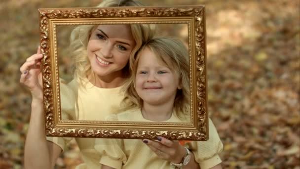 Mãe e filhas tirando foto — Vídeo de Stock