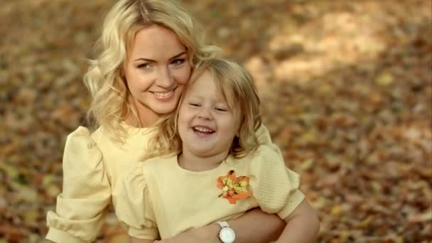 Щаслива мати з дочкою в осінньому парку — стокове відео