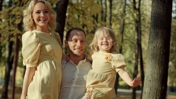 Familia feliz hacer una foto en el parque de otoño — Vídeo de stock