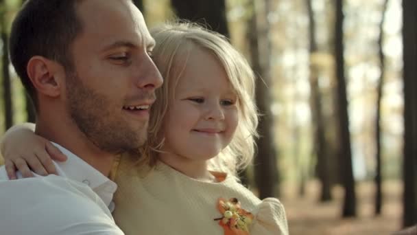 Отец с дочерью делают селфи с телефоном в осеннем парке — стоковое видео