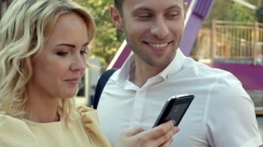 Aşıklar komik gülüyor ve bir akıllı telefon ile eğlenmek