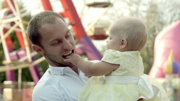 Père avec sa petite fille — Video