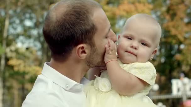 Feliz padre e hija en el parque — Vídeo de stock