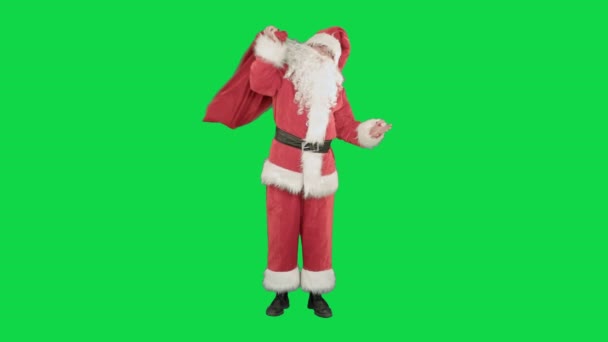 Skutečný Santa Claus nesoucí velký pytel plný dárků na klíč Chrome Green Screen — Stock video