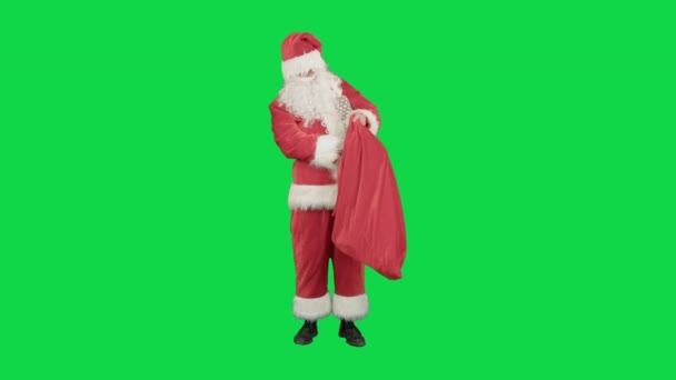 Papai Noel com seu saco de muitos presentes em uma chave de cromo de tela verde — Vídeo de Stock