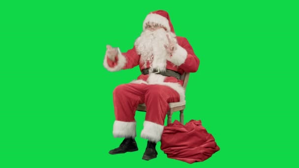 Santa κάνει selfie με smartphone σε ένα πράσινο οθόνη Chrome κλειδί — Αρχείο Βίντεο