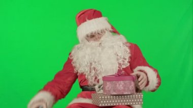 Noel Baba hediye yeşil ekran krom anahtar elinde tutan