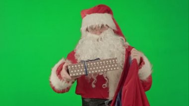 Santa Claus ambalaj hediyeler yeşil bir ekran üzerinde anahtarı krom