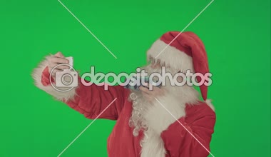Noel Baba büyük bir hediye bir selfie akıllı bir yeşil ekran krom anahtar yapıyor holding