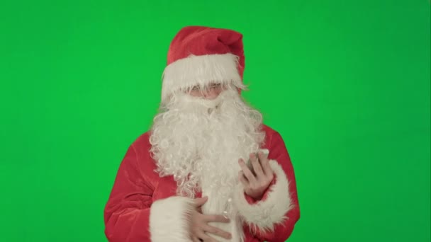 Santa claus läser och skickar SMS från sin mobiltelefon på en grön skärm Chrome nyckel — Stockvideo