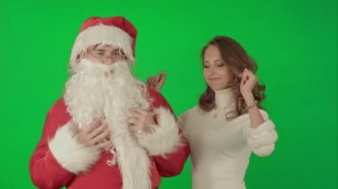 Noel Baba ile bir yeşil ekran krom anahtar üstünde dans güzel Noel kadın