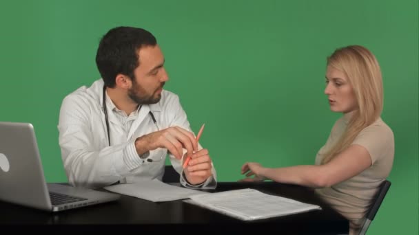 Médico sorridente conversando com o paciente em uma tela verde, Chroma Key — Vídeo de Stock