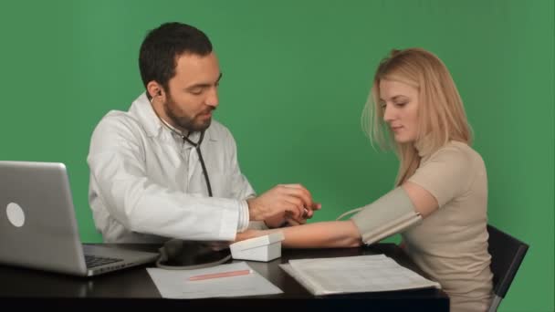 Médecin et patient avec tensiomètre dans un hôpital sur un écran vert, Chroma Key — Video