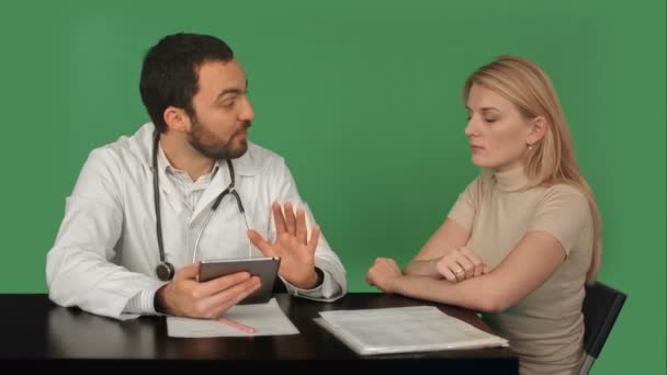 Unrecognizable doctor throwing out a hint at a pee on a Green Screen, Chroma Key — Stock Video