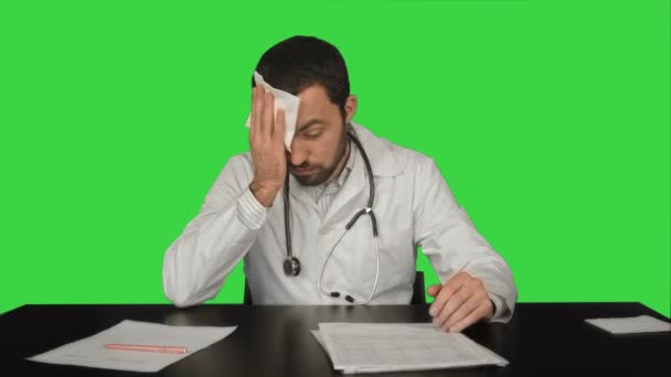 Cansado médico con exceso de trabajo en el hospital en una pantalla verde, Chroma Key — Vídeos de Stock