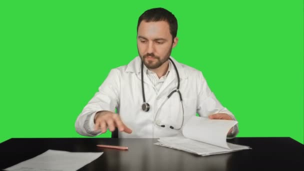 Médico, Salud y Medicina, Problemas con los documentos en una pantalla verde, Clave de croma — Vídeo de stock