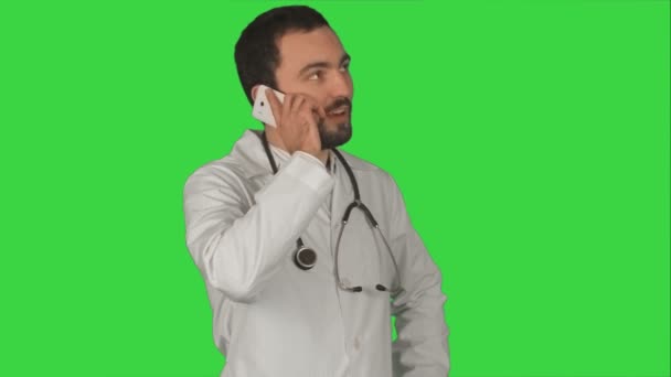 El médico hace una llamada telefónica en una pantalla verde, Chroma Key — Vídeos de Stock