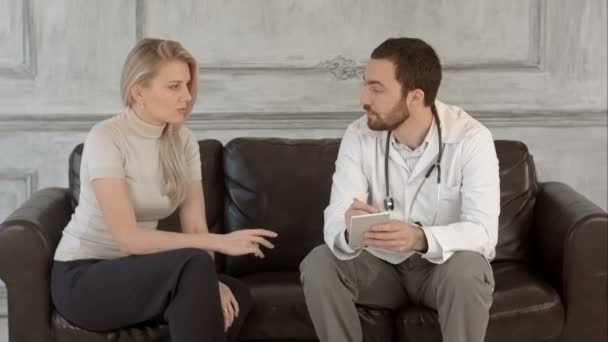 Patient et médecin prenant des notes sur un écran vert, Chroma Key — Video