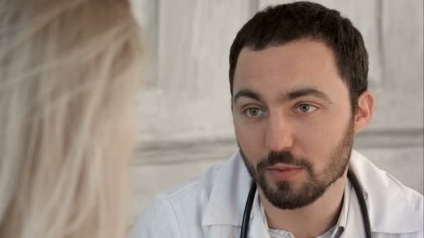 Young doctor with good news to his patient on a Green Screen, Chroma Key — Stock Video