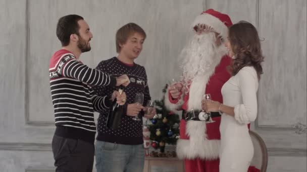 Jeunes amis souriants heureux avec Père Noël ouvert et boire du champagne. Noël et bonne année . — Video