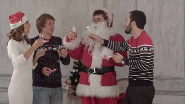 Vrienden vieren Nieuwjaar en Kerstmis. Ze clink bril en drinken champagne. — Stockvideo