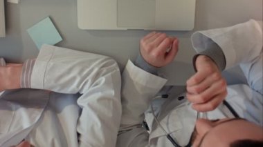 Üstten görünüm konsantre tıbbi meslektaşlarının hastane içinde laptop ile çalışma