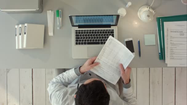 Top view of Doctor Videochatting Online With patient On Laptop — Stock Video