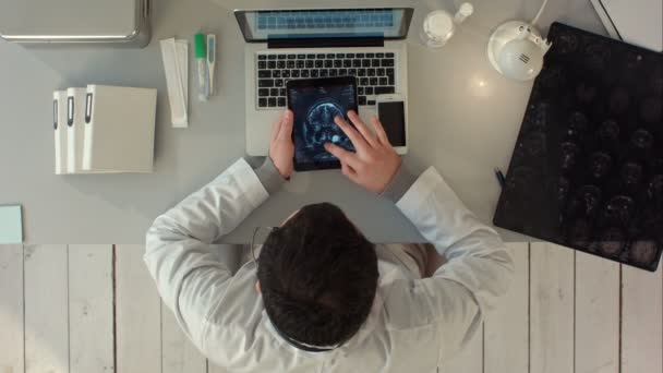 Vista superior del hombre usando la PC tableta contra la interfaz médica en rayos X — Vídeos de Stock